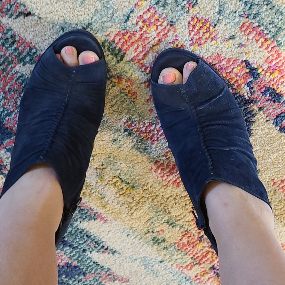 Nine West navy blue peep toe heels